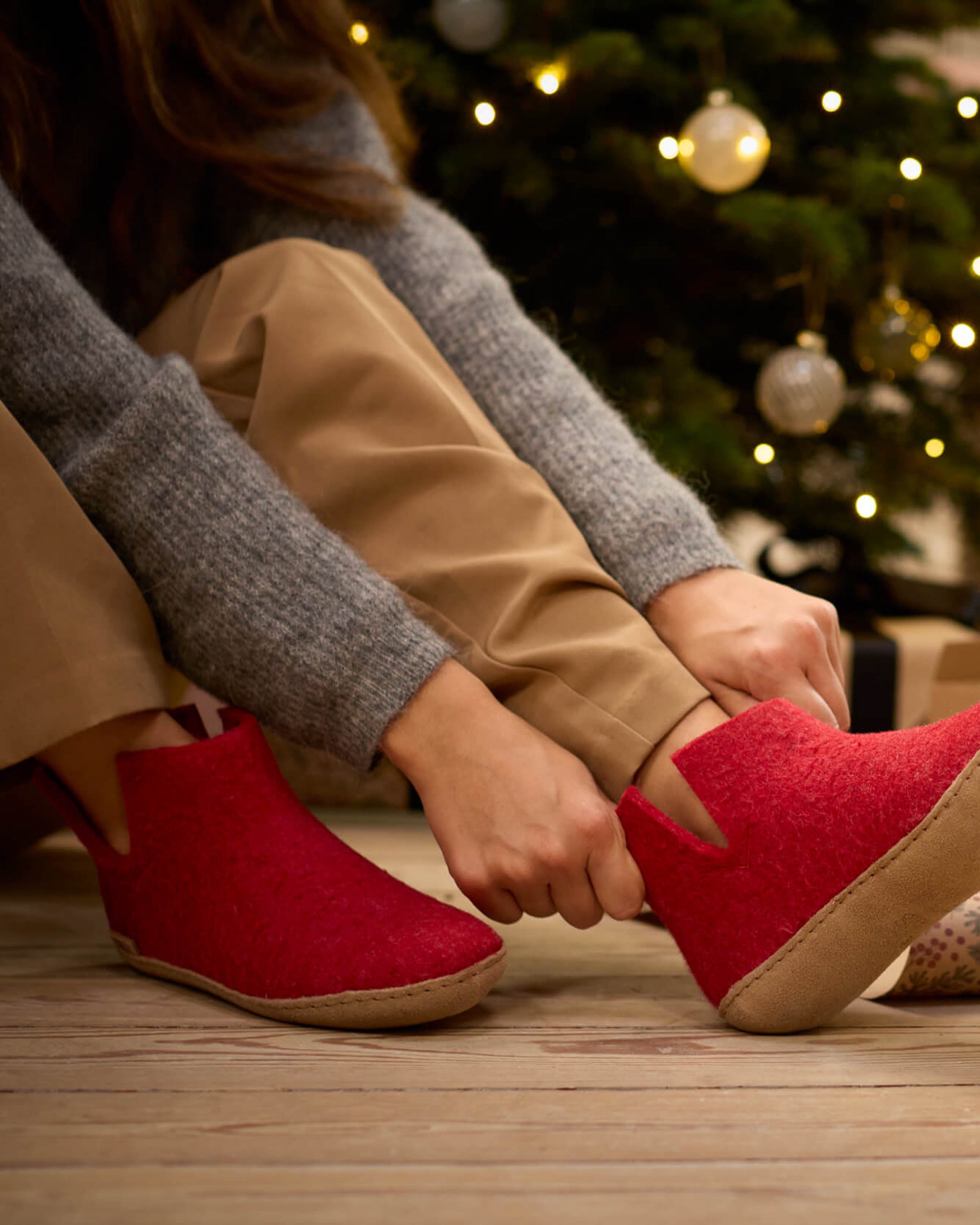 Children's slippers wool high - red