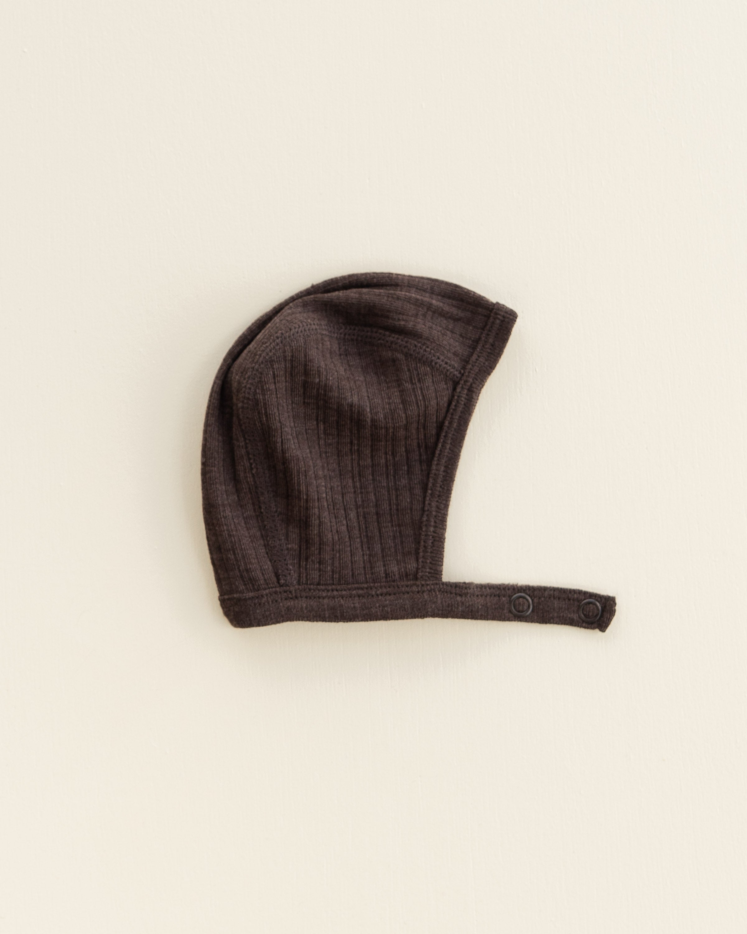 Bonnet with press stud rib wool/silk - wakame