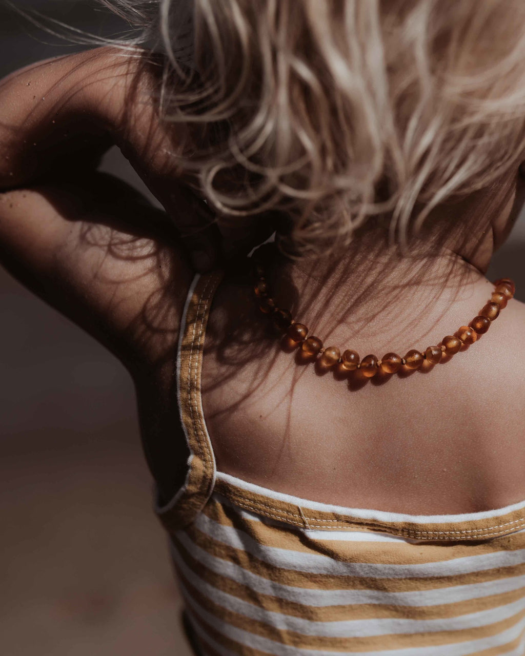 Amber barnsteen kinder ketting cognac lifestyle