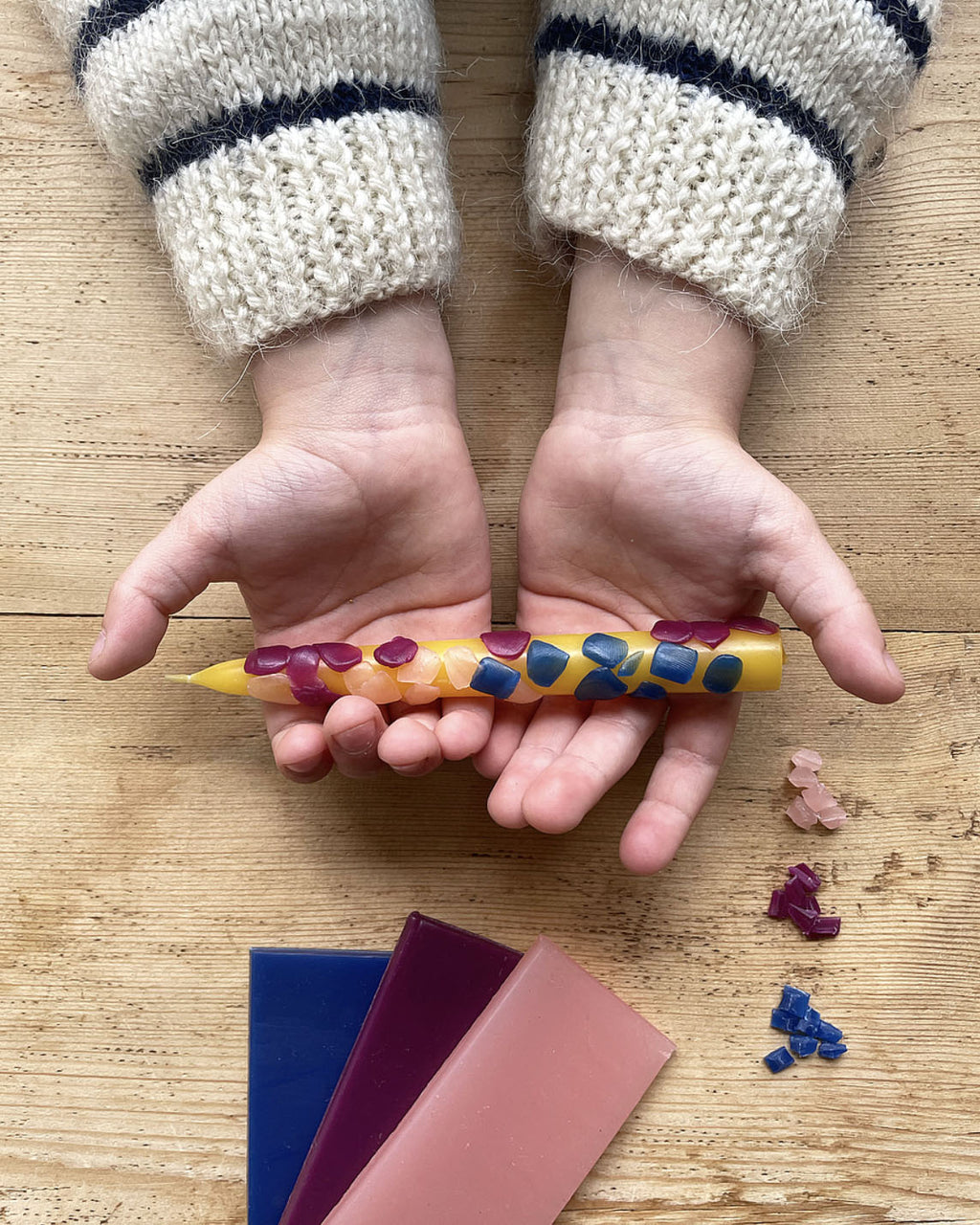diy-kaarsen-versieren-met-bijenwas-kind-cziloen