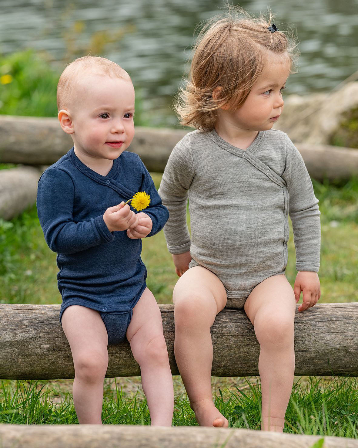 engel natur wikkelromper van wol en zijde - grijs en navy 709510