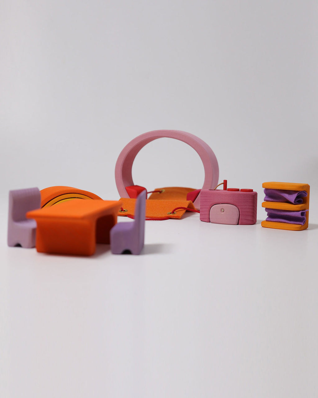 Grimms-pink-dollhouse-Art10880