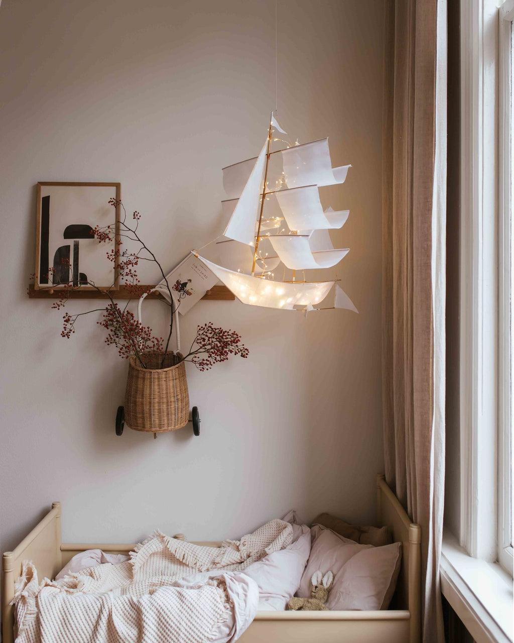 Habtic lab kite mobile ship white ©ziloen