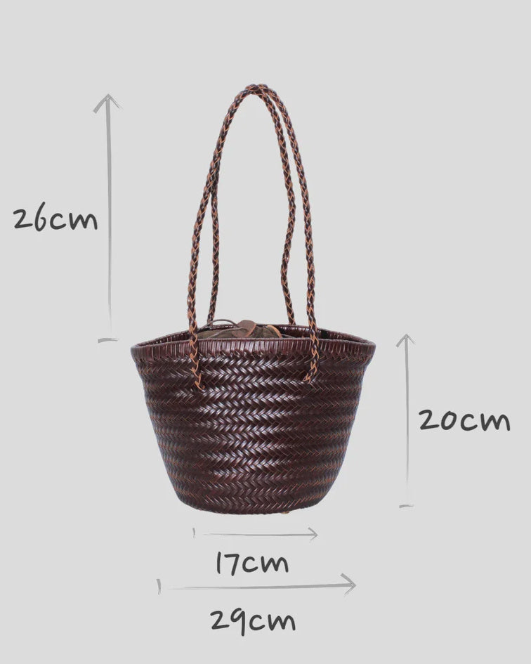 handgeweven-leren-bucket-bag-carmel-chocolate