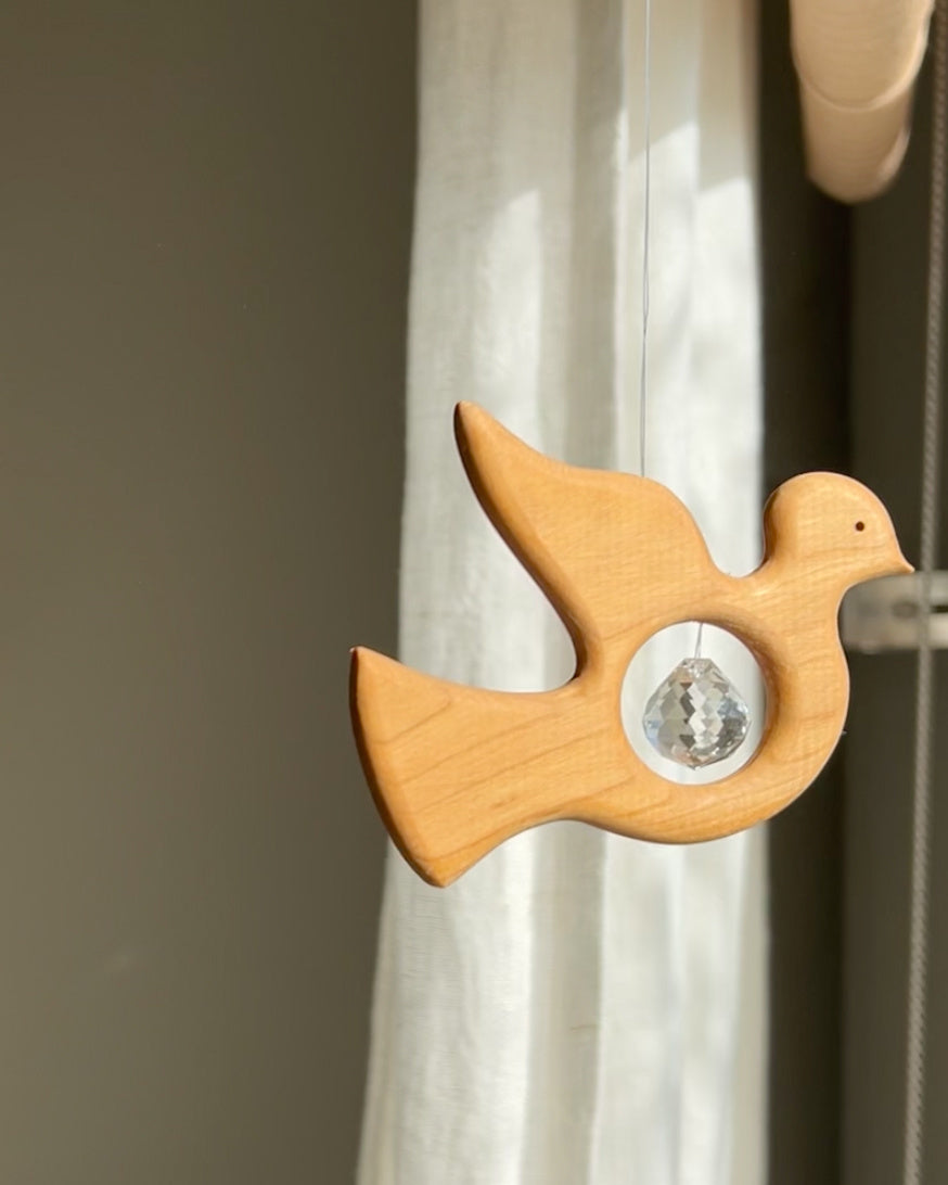 hanger-van-kersenhout-duif-met-kristal-van-15mm-zi