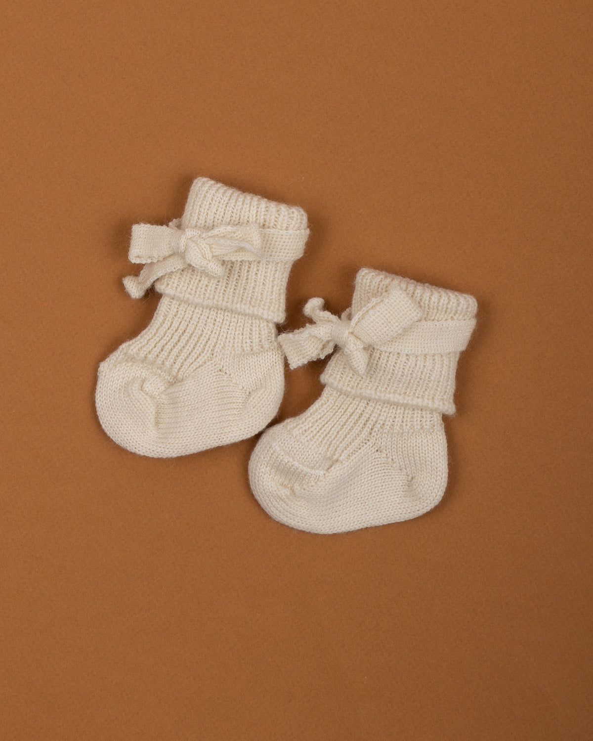 Hirsch-newborn-strik-sokjes-wit-natur-ziloen