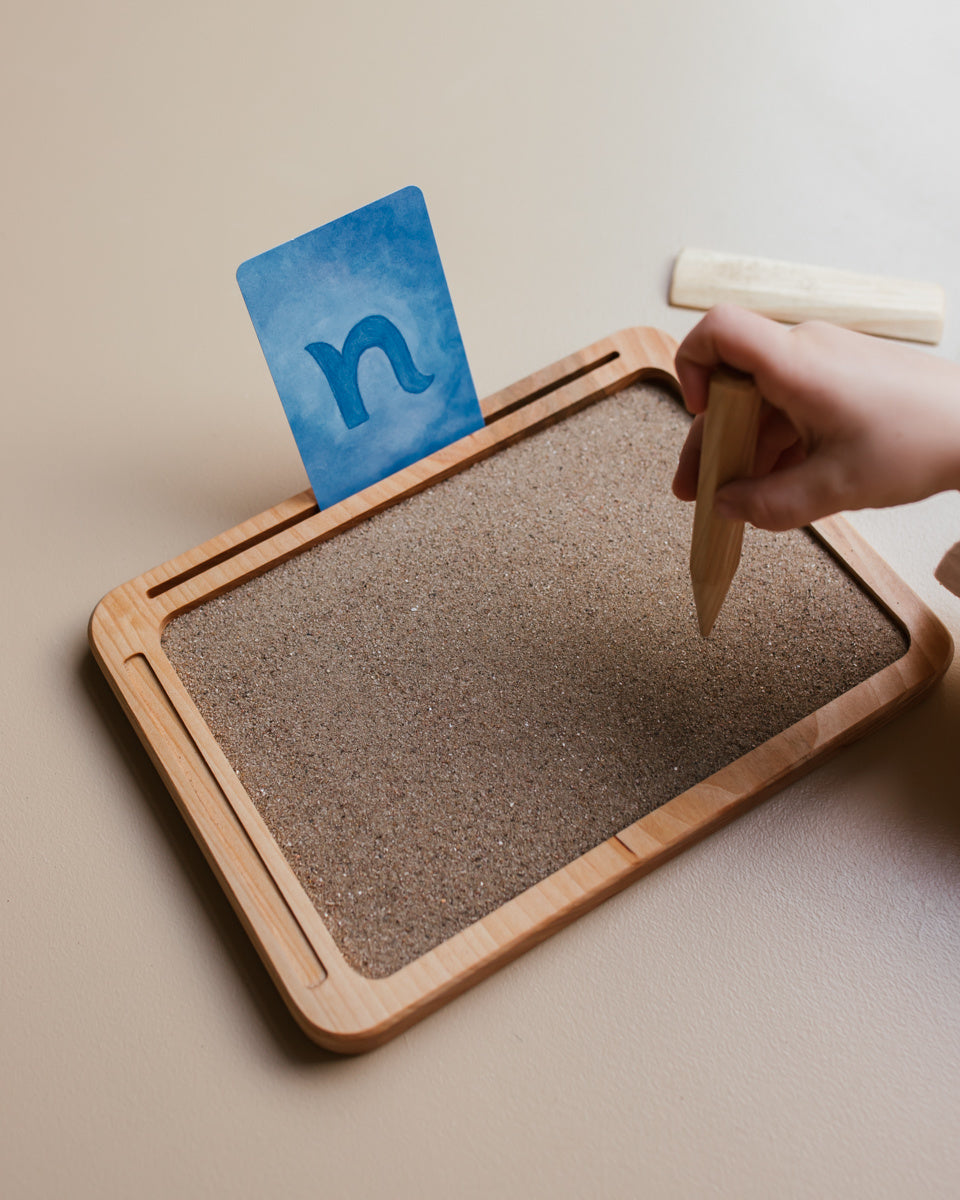 Houten plankje schrijven zand