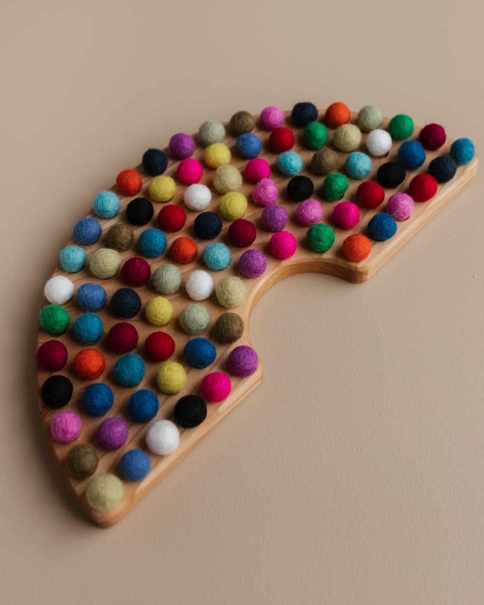 Houten regenboog bord balletjes vilt bold