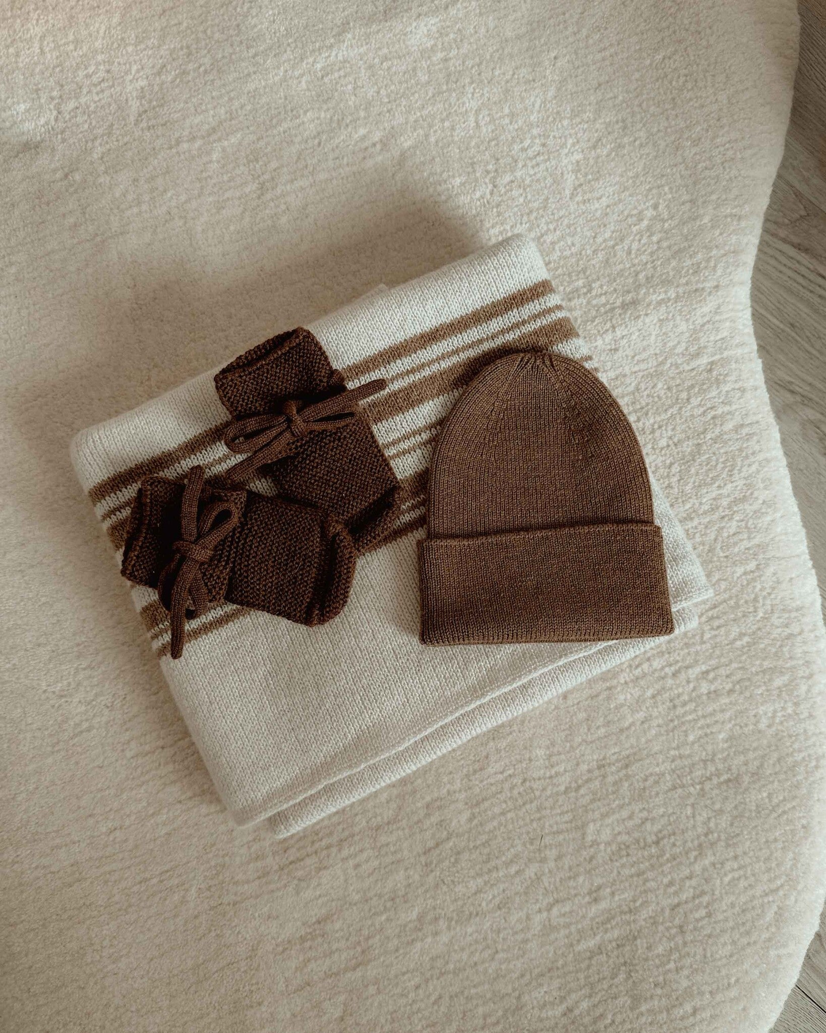 hvid - mocha - beanie-booties-gilbert