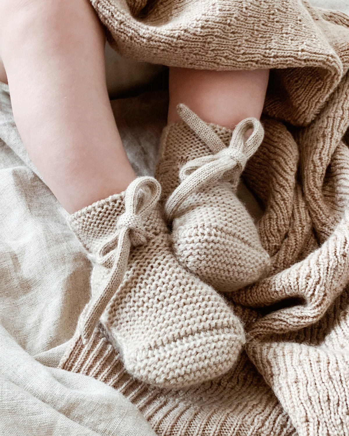 Hvid-baby-slofjes-beige