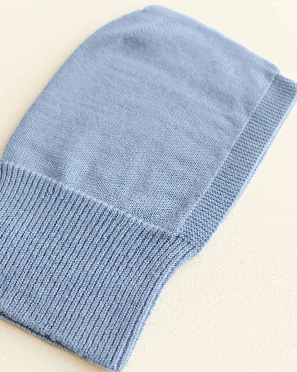 Hvid-Balaclava-van-merino-wol-Eddy---light-blue-2