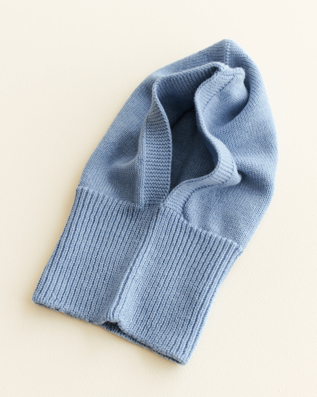 Hvid-Balaclava-van-merino-wol-Eddy---light-blue