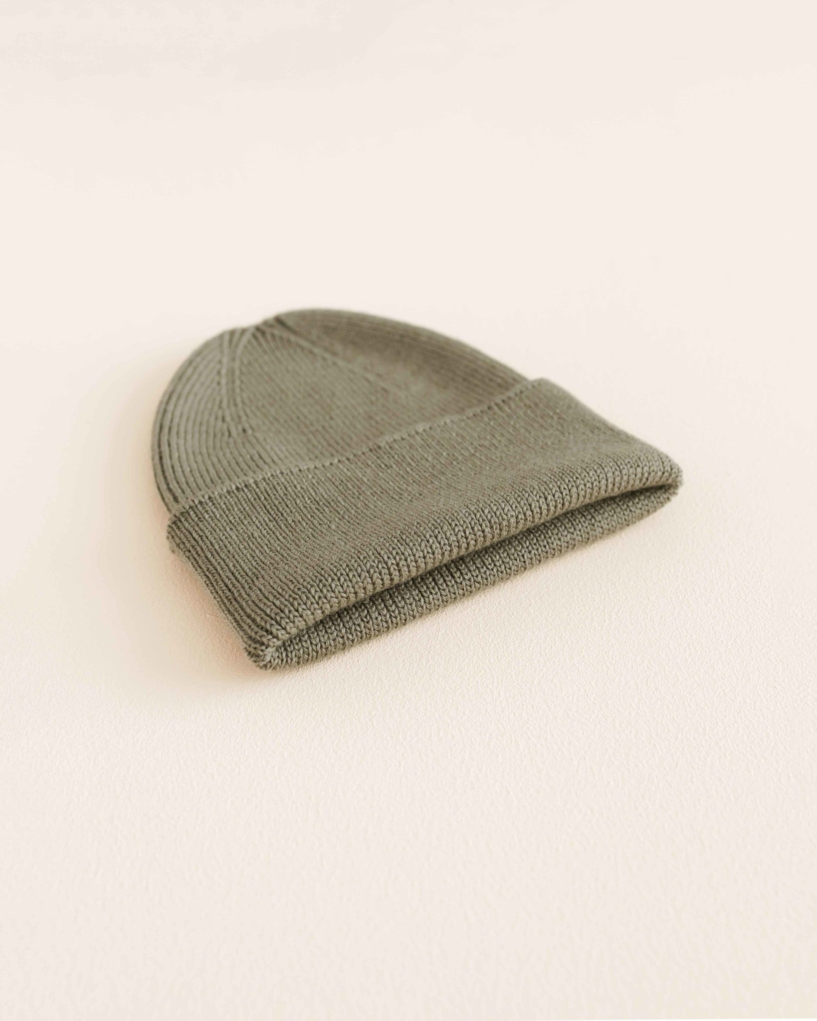 hvid Beanie Fonzie newborn - artichoke