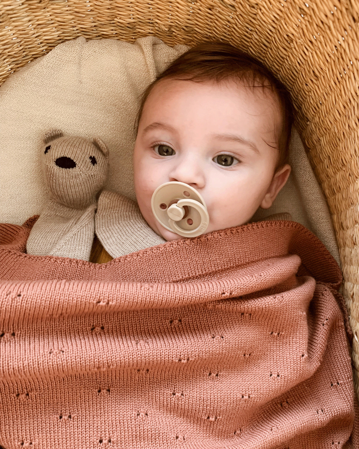 hvid-deken-bibi-brick-met-baby