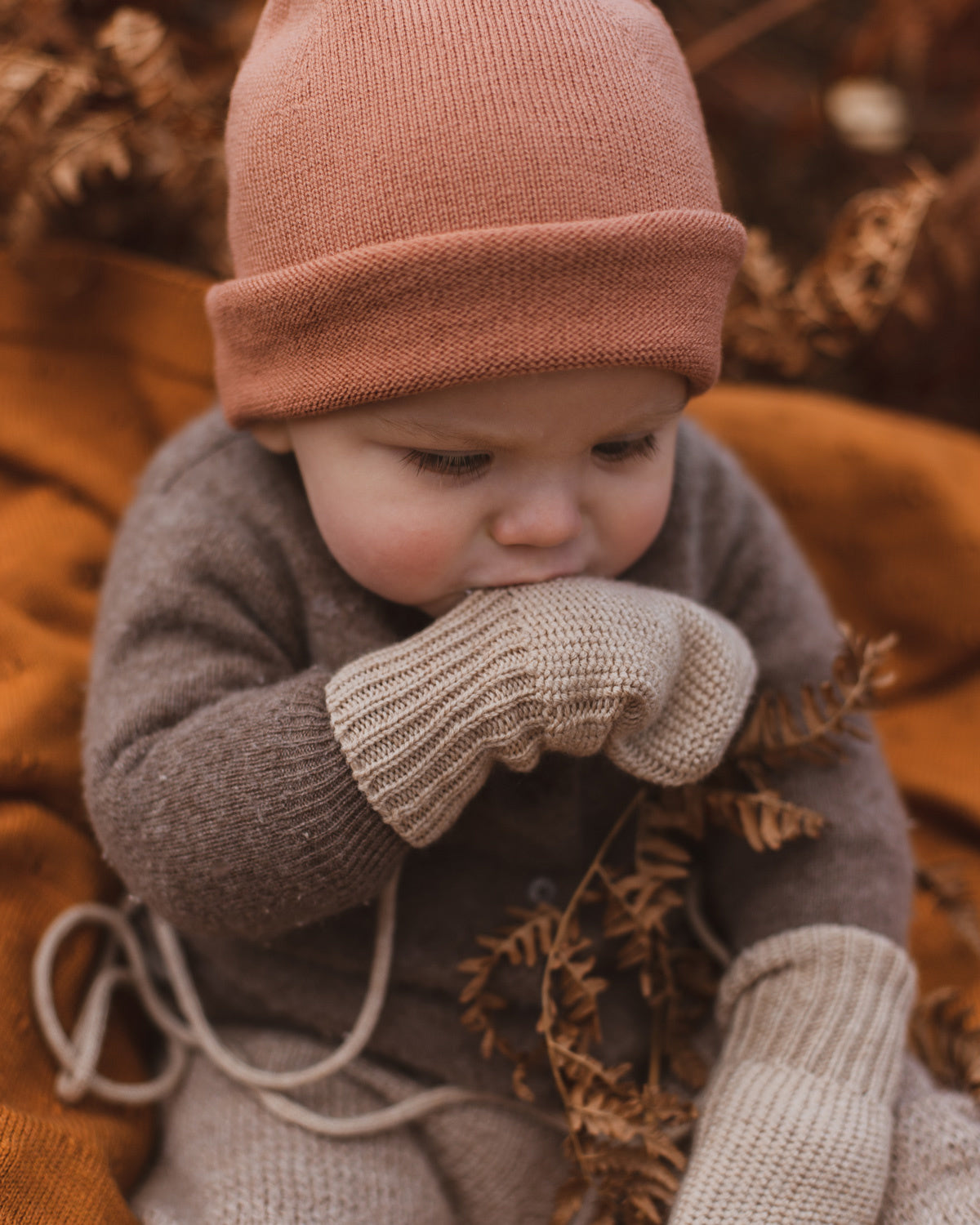 Hvid-merino-wool-baby-mittens