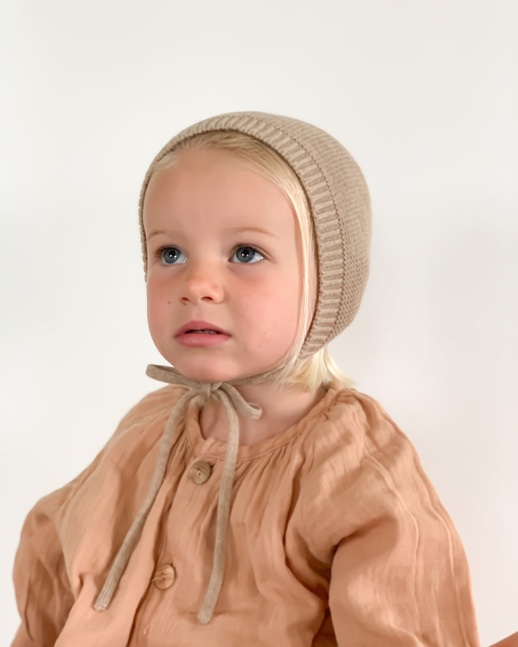 Hvid-mutsje-dolly-sand