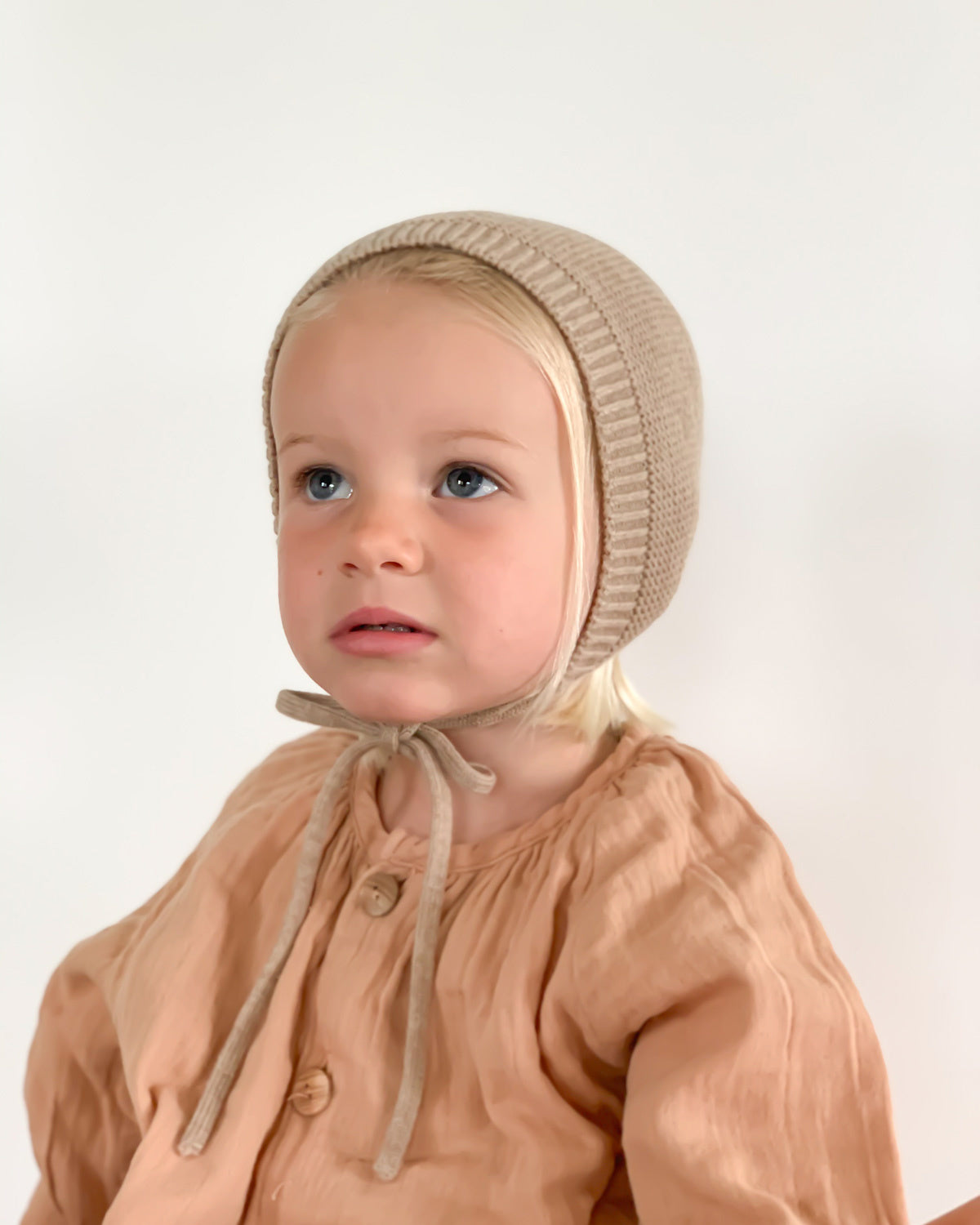 Hvid-mutsje-dolly-sand