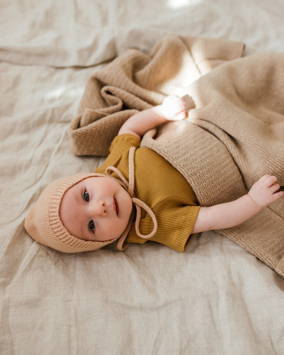 hvid-mutsje-van-merino-wol---apricot-2