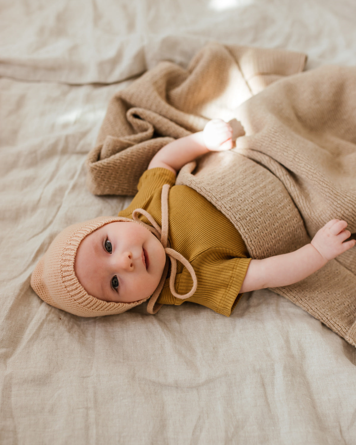 hvid-mutsje-van-merino-wol---apricot-2