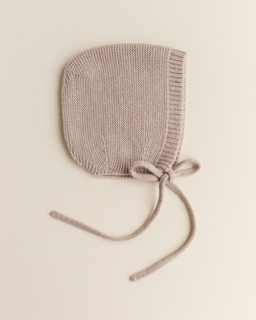 hvid-mutsje-van-merino-wol---sand