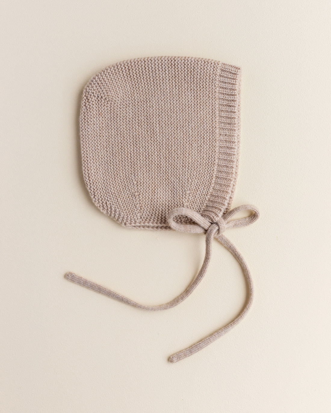 hvid-mutsje-van-merino-wol---sand