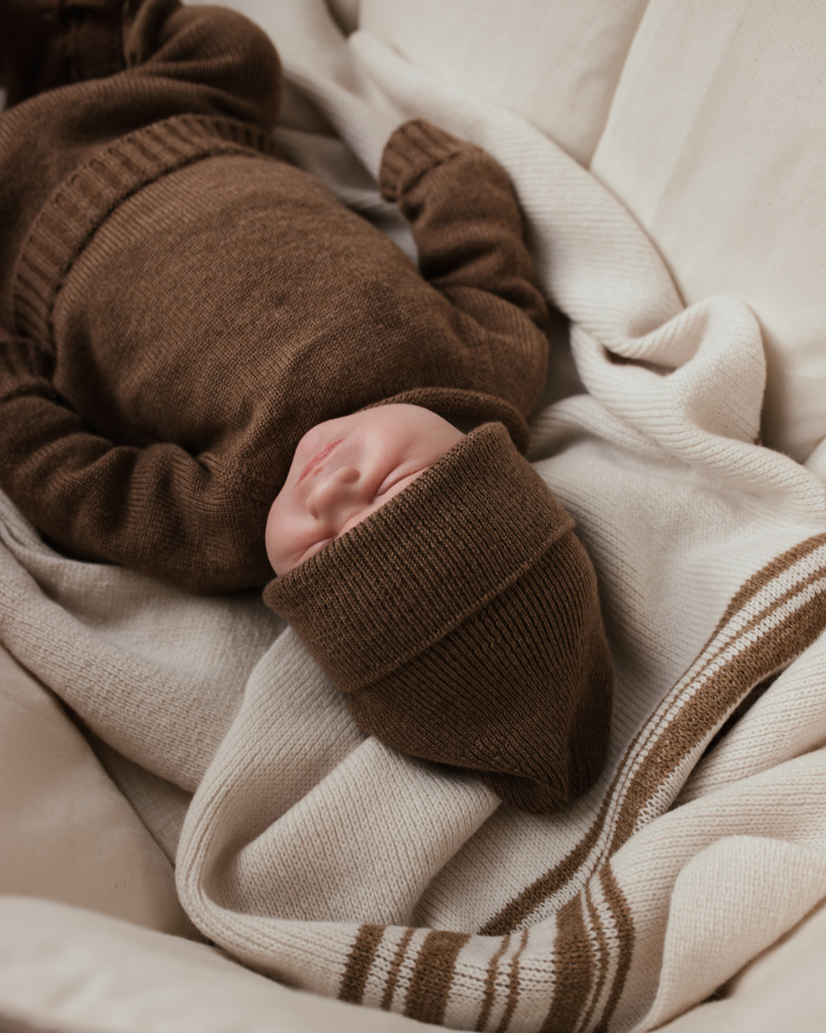 hvid-newborn-fonzie-mocha