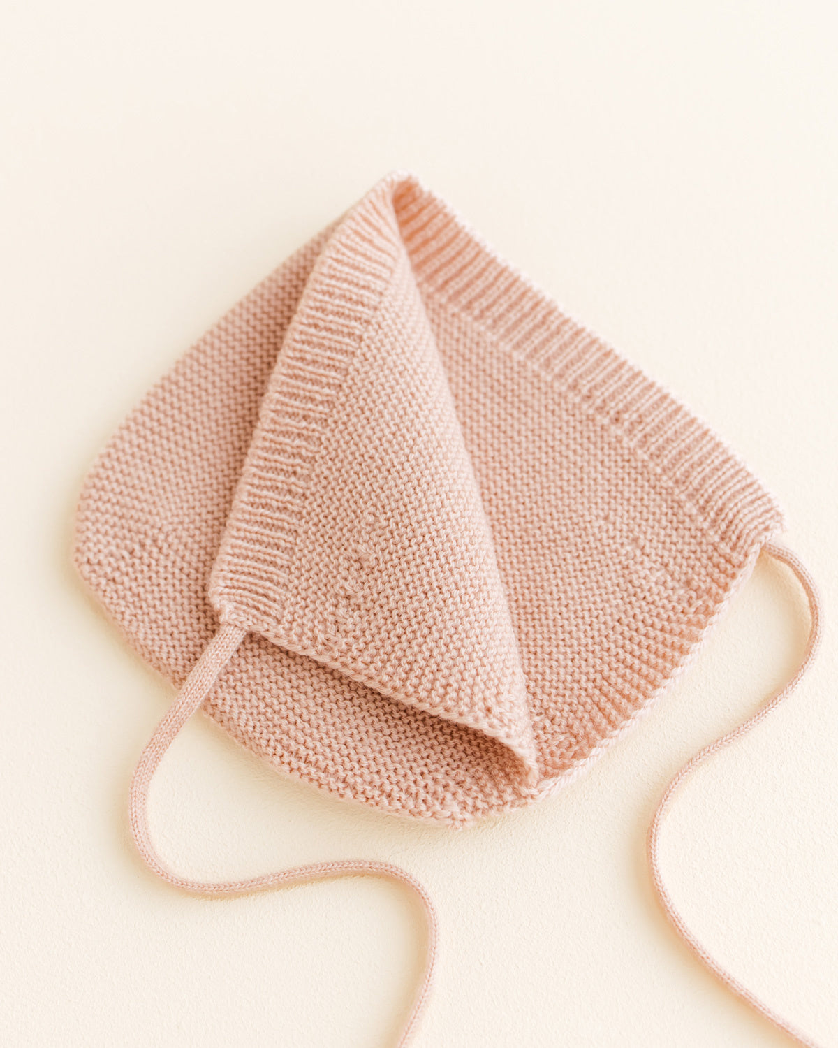 Hvid-Newborn-mutsje-van-merino-wol---apricot-3