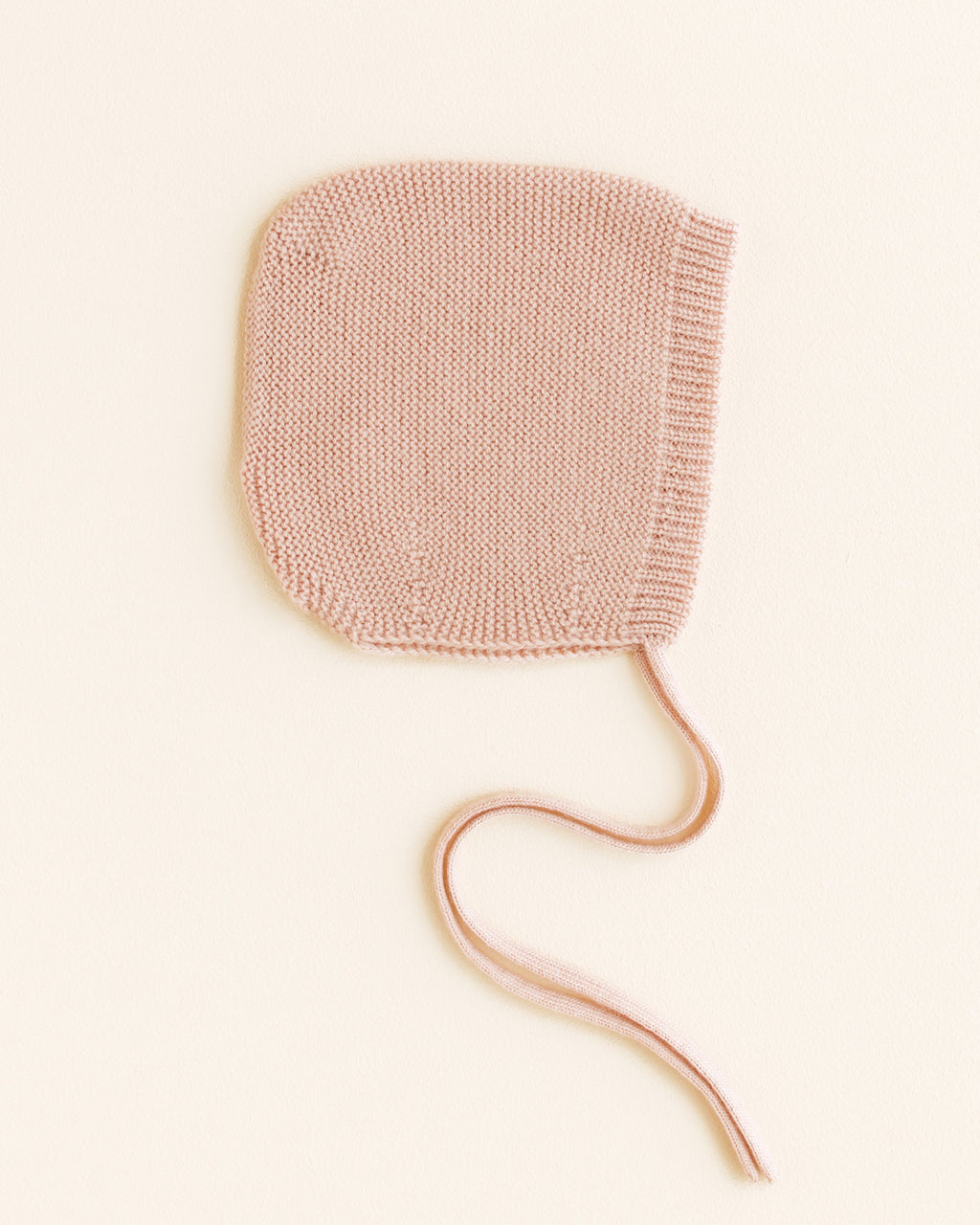 Hvid-Newborn-mutsje-van-merino-wol---apricot