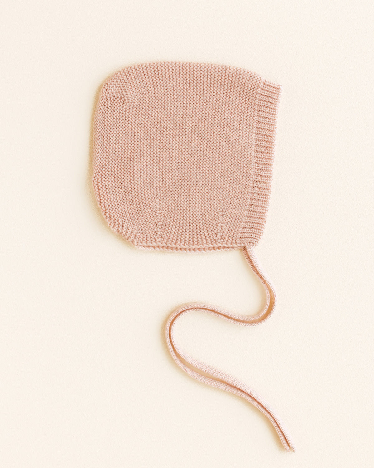 Hvid-Newborn-mutsje-van-merino-wol---apricot