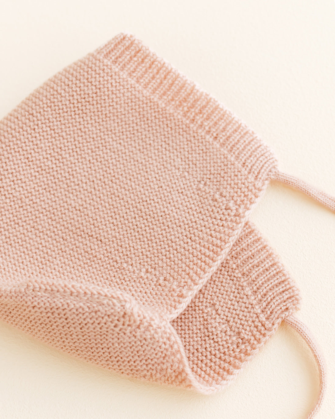 Hvid-Newborn-mutsje-van-merino-wol---apricot2