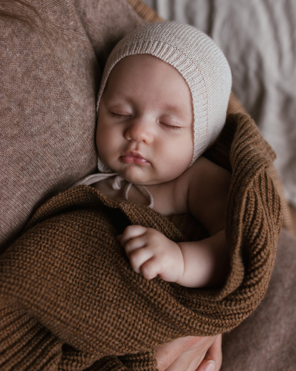Hvid-Newborn-mutsje-van-merino-wol---off-white-2.0