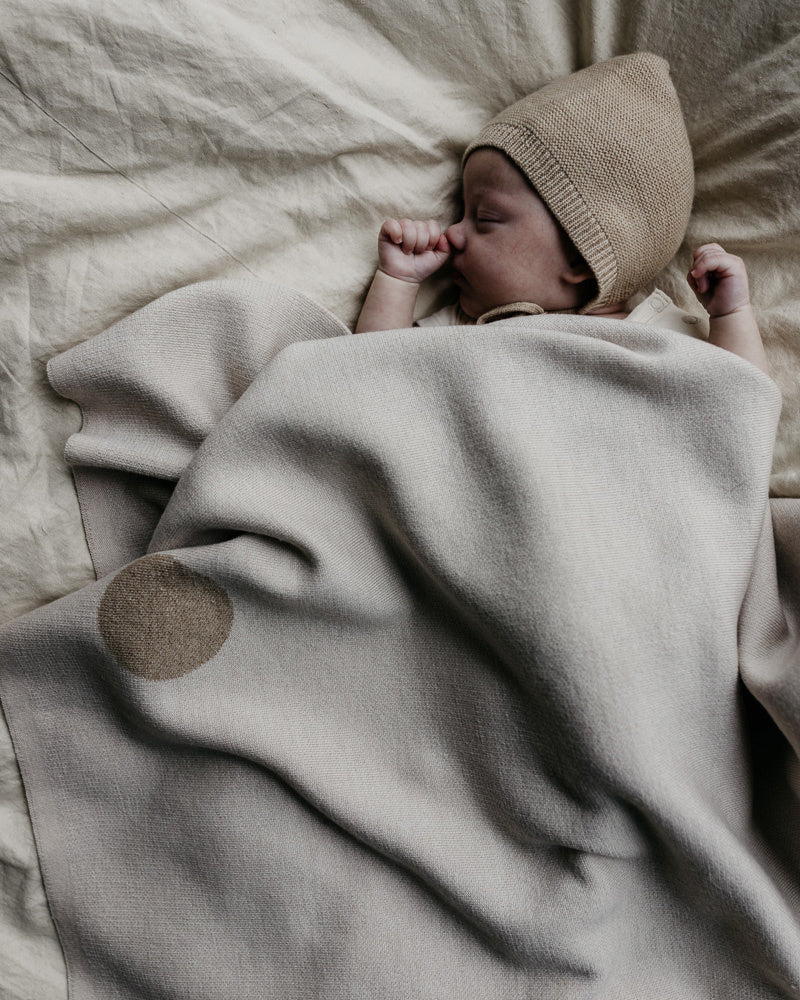 Hvid Newborn mutsje van merino wol - sand 2.0