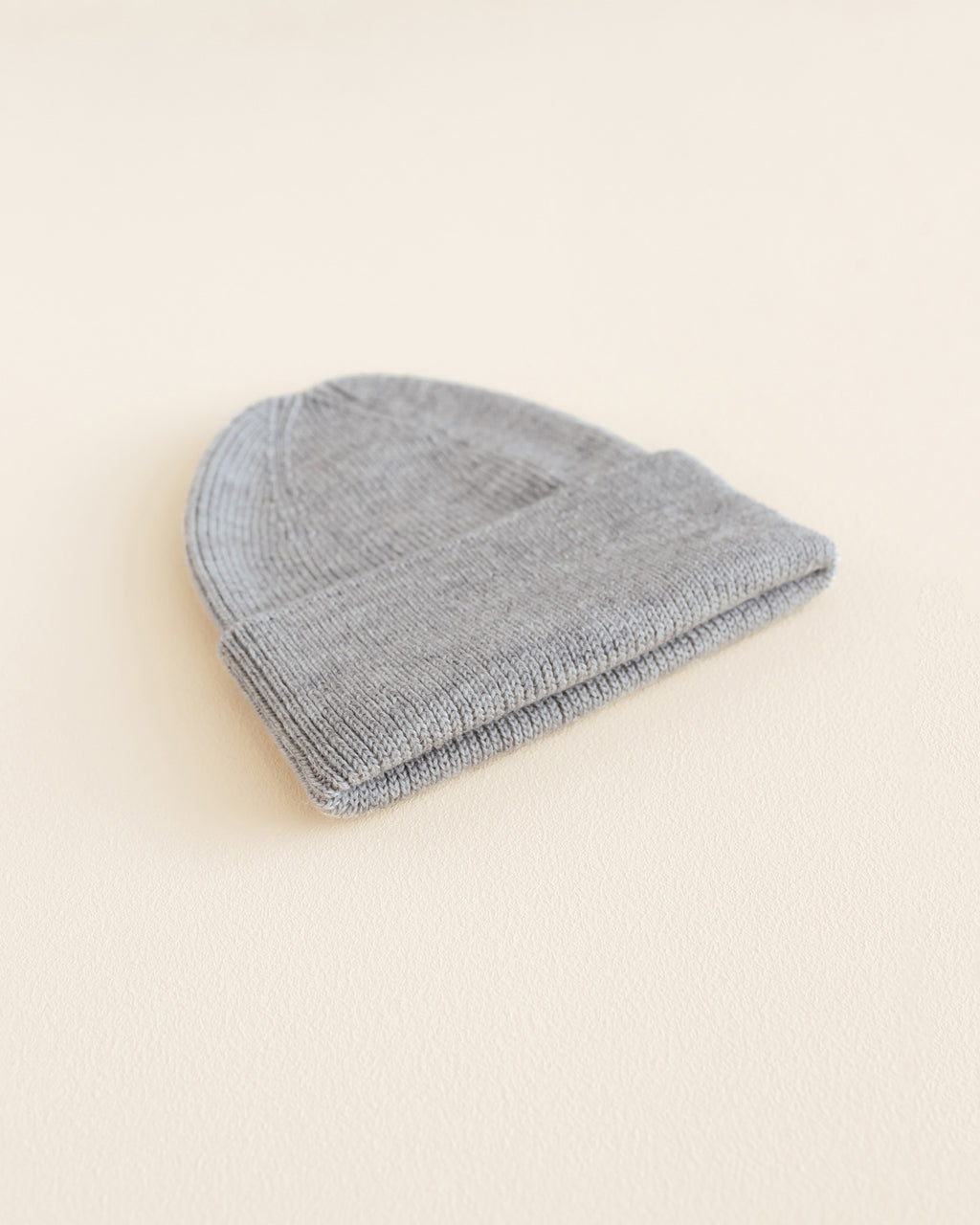 hvid-Ribbeanie-newborn-Fonzie---grijs-2