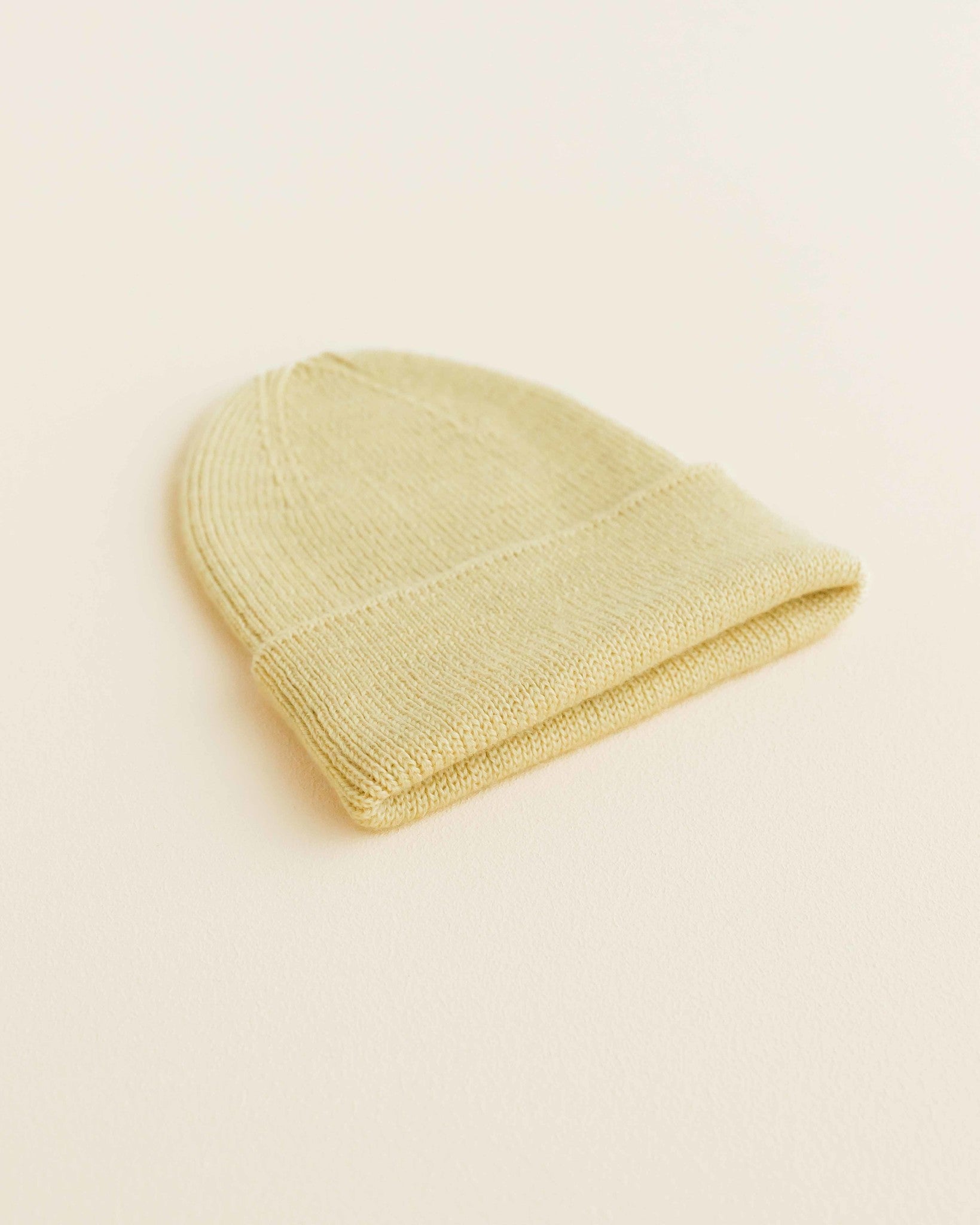 hvid Ribbeanie newborn Fonzie - light yellow 2
