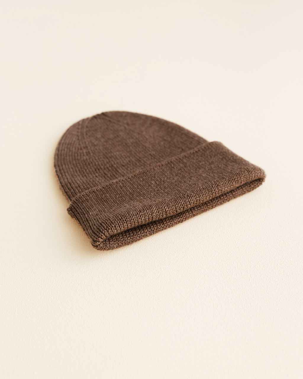 hvid-Ribbeanie-newborn-Fonzie---mocha-2