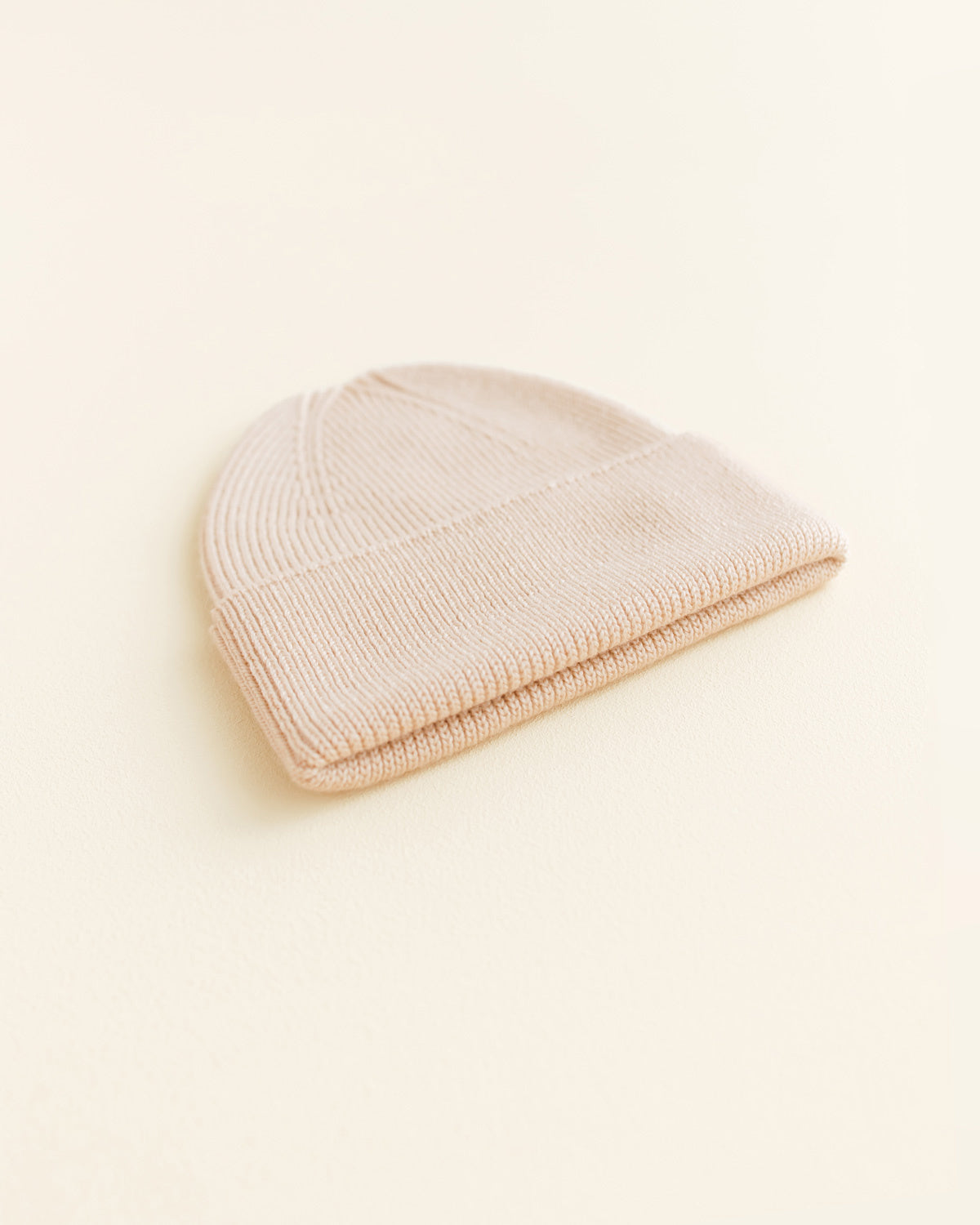 Hvid-Ribbeanie-newborn-Fonzie---oat-2