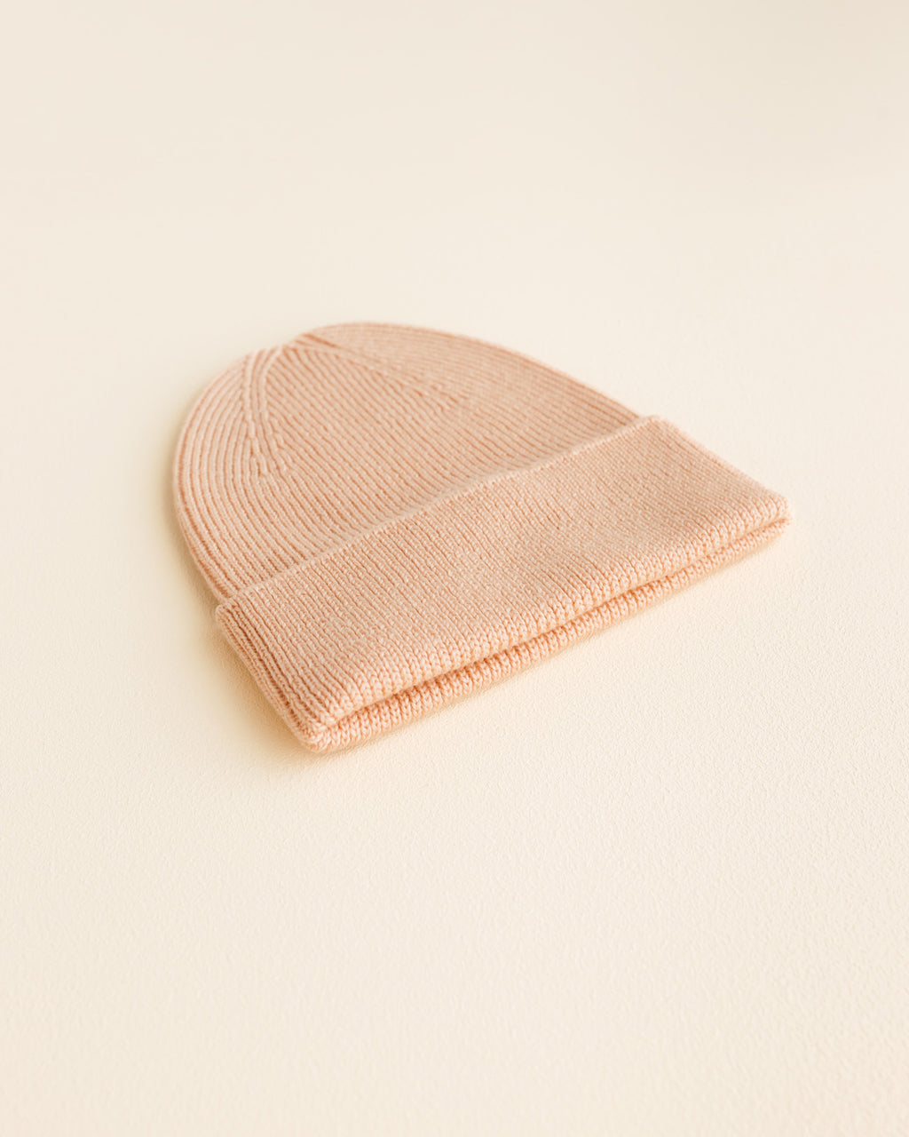hvid-Ribbeanie-newborn-Fonzie---salmon-2