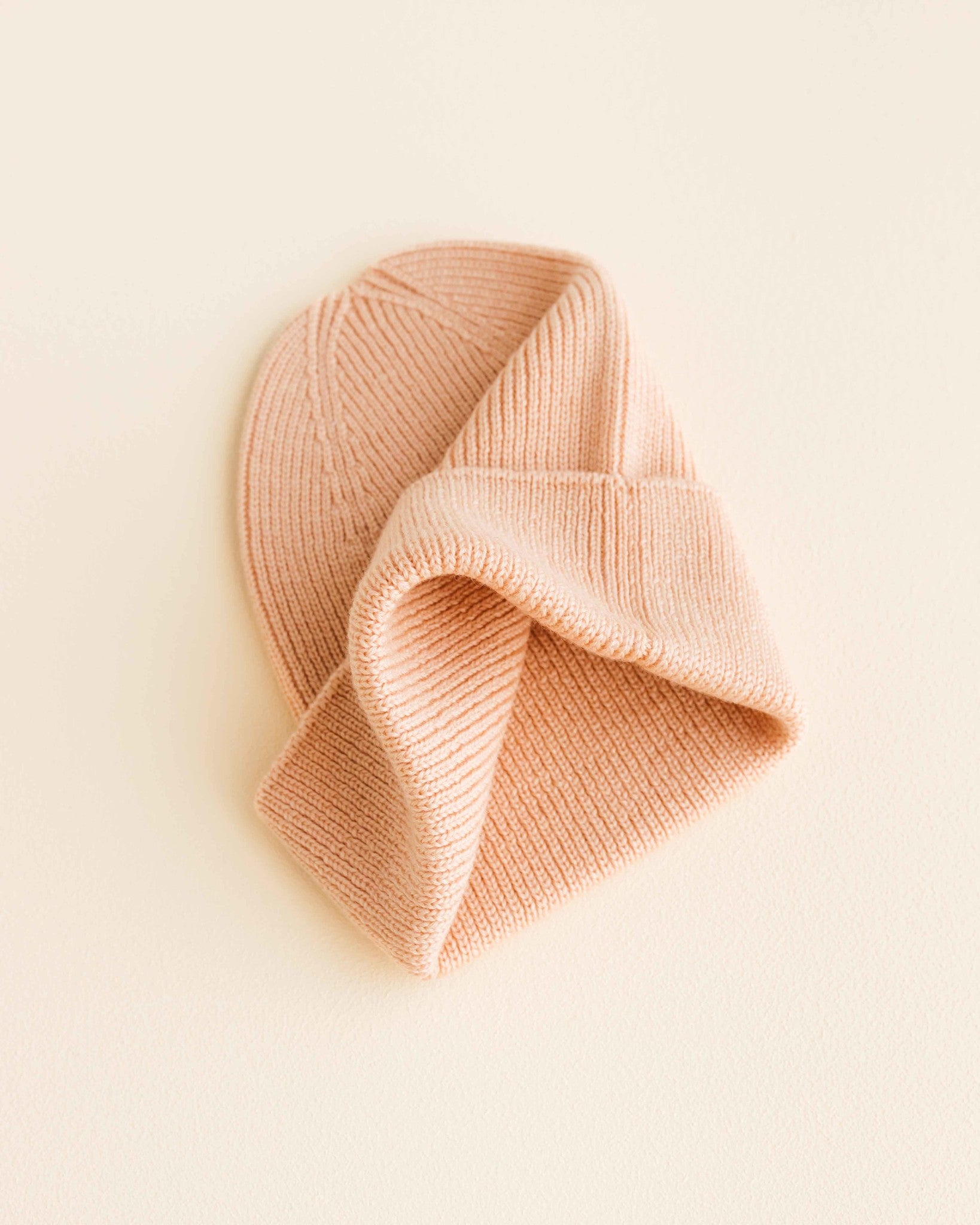 hvid Ribbeanie newborn Fonzie - salmon 5
