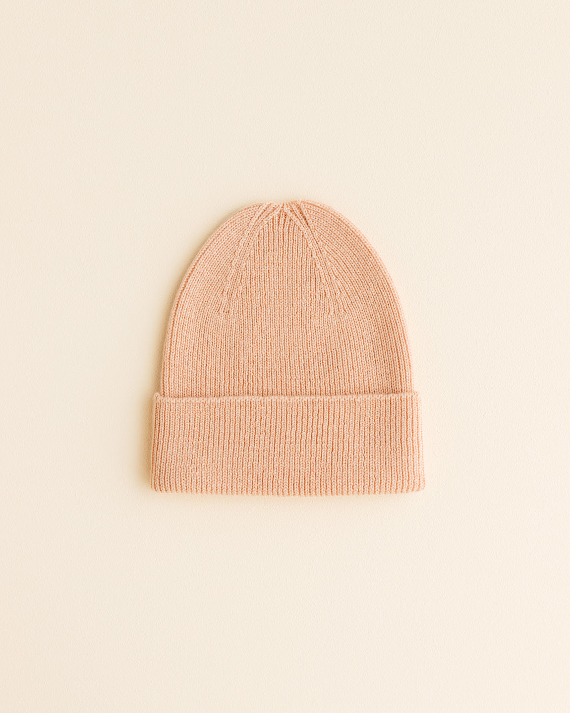 hvid-Ribbeanie-newborn-Fonzie---salmon