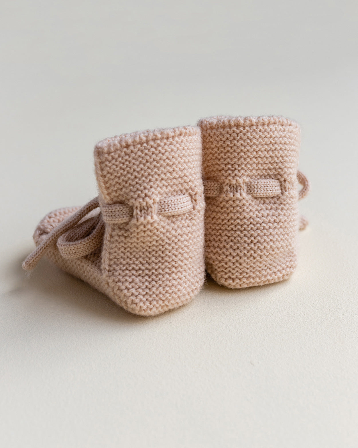 hvid-Slofjes-van-merino-wol---apricot-2