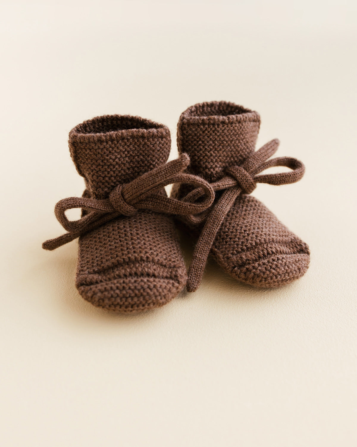 Hvid-Slofjes-van-merino-wol---mocha-2