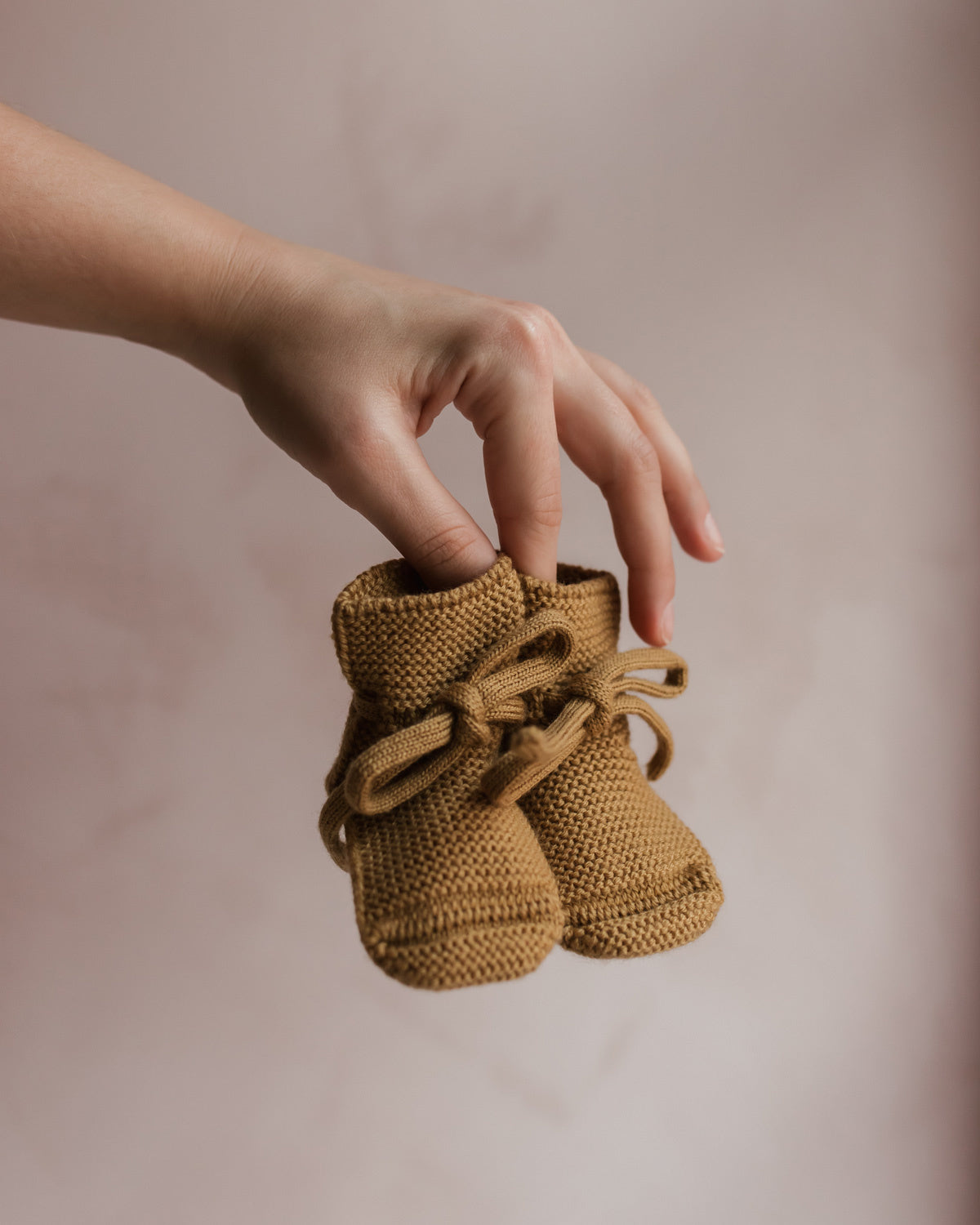 Hvid-Slofjes-van-merino-wol---ochre-2.0