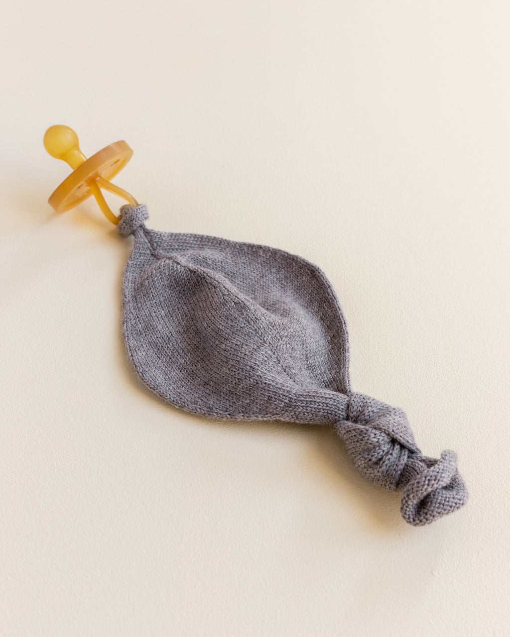 hvid-Titi-speen--en-knuffeldoekje---otter-2