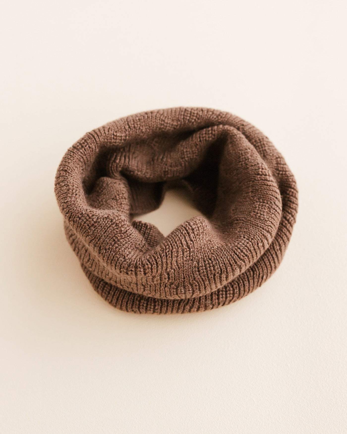 hvid-Wollen-loopsjaal---mocha-4