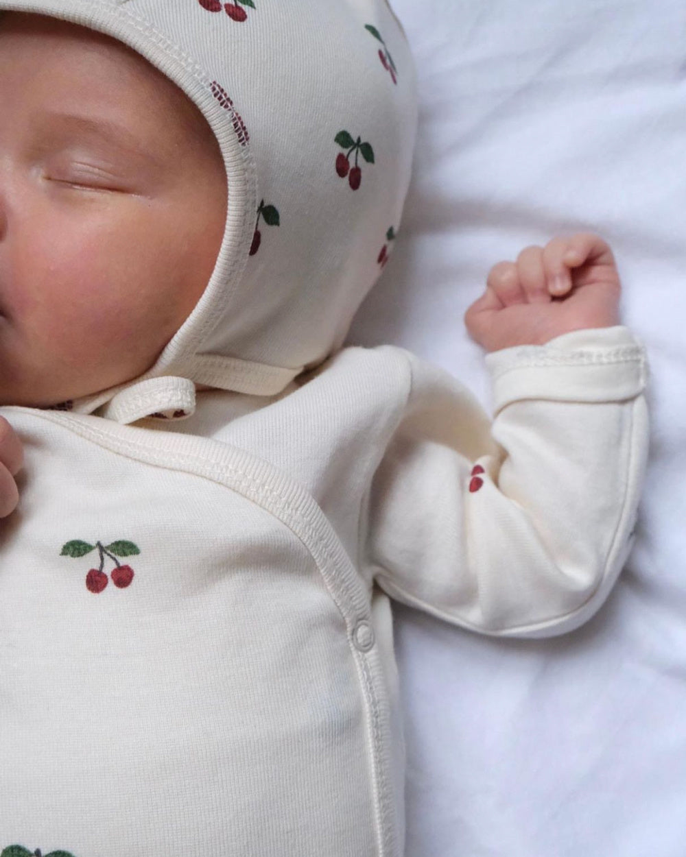 Konges-slojd-mutsje-bonnet-cherry