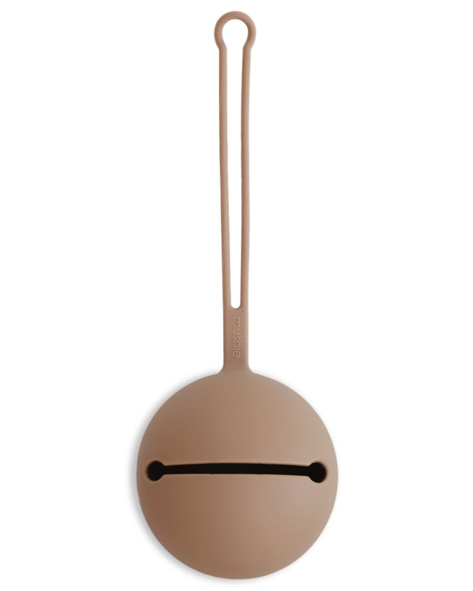 Mushie_speenhouder_beige_naturel_NOshaddow_1200x