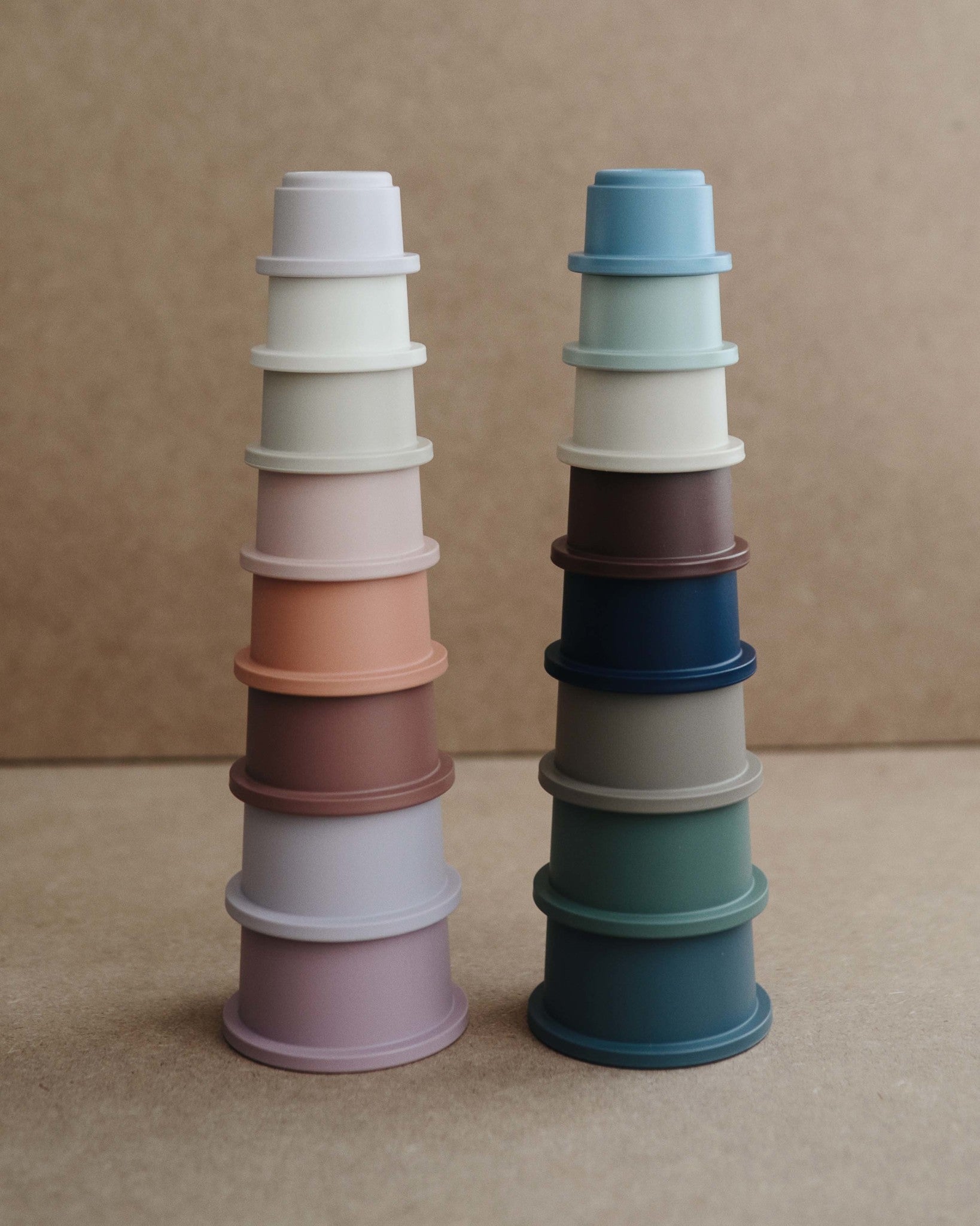 Mushie stapeltorens pastel en forest stacking cups 7O0A6755 (1)
