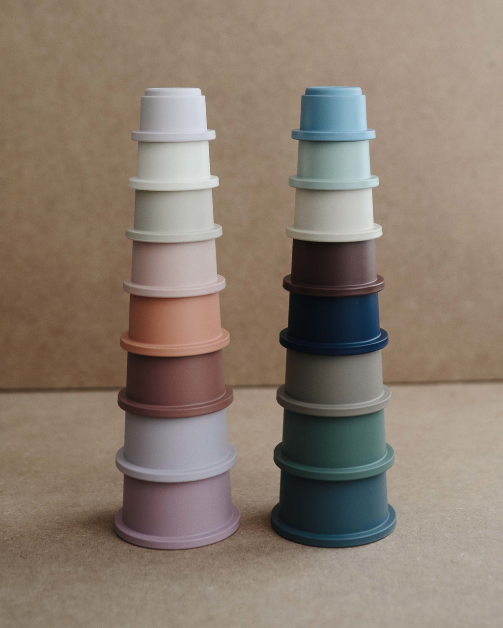 Mushie stapeltorens pastel en forest stacking cups 7O0A6755 (1)