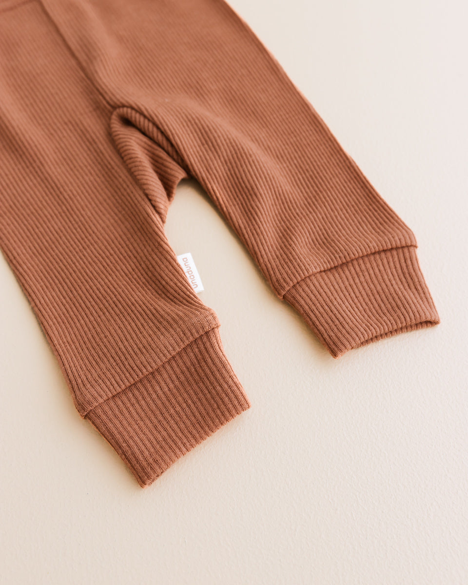 unaduna baby broekje tiny rib wol bruin rood sienna clay